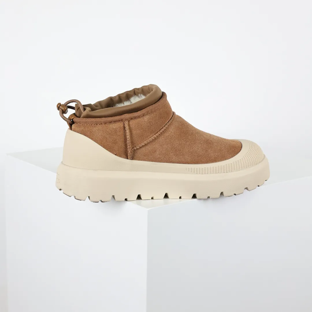 Copy price 💰700 Core recommendation Good price It is a very suitable choice for home furnishings. In recent years, uug has launched a series of styles, which are partial to the preferences of young consumers and have also moved to the forefront of fashion trends. Shoe material: water-repellent coated suede upper, 17mm UGGPURE™ implantable wool insole, lightweight non-slip and comfortable rubber outsole, with brand LOGO and trademark. Comes with a full set of packaging. Size: 35 36 37 38 39 40 41 42 43 44 45